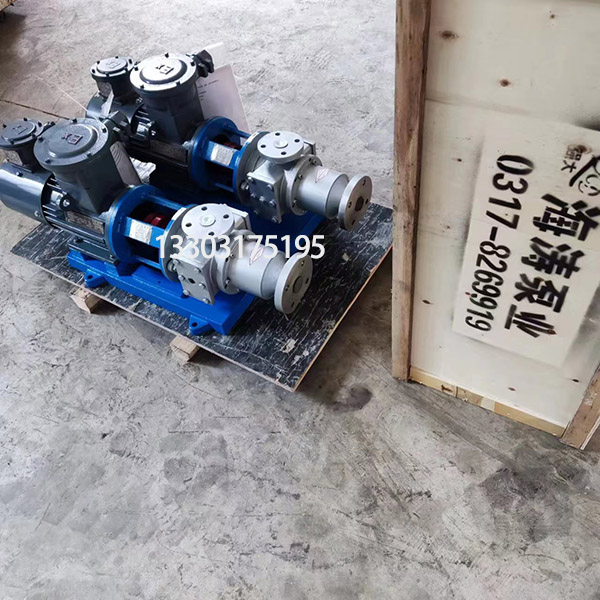 華康為山東噴砂機(jī)客戶正在安裝噴砂機(jī)除塵器