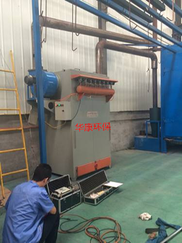 華康橡膠廠密煉機(jī)布袋除塵器正在被環(huán)保局人員檢測(cè)