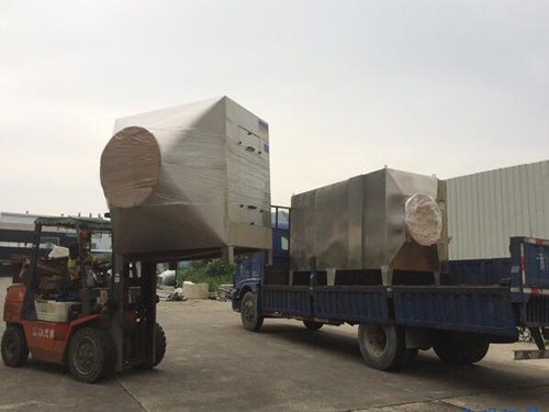 華康光氧催化廢氣凈化器李工正在裝車圖片