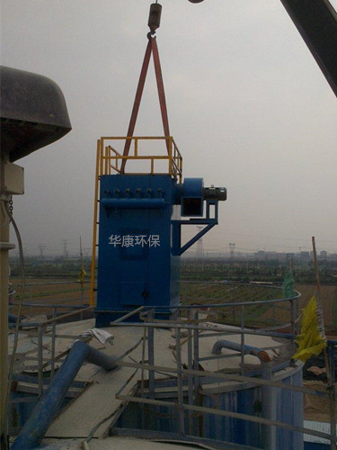 攪拌站水泥倉頂除塵器工作現(xiàn)場